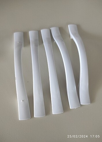 Sert plastik
