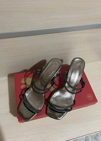 Diğer Topuklu Sandalet