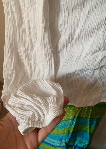 Beyaz Drapeli Omzu Açık Bluz - Görsel 3