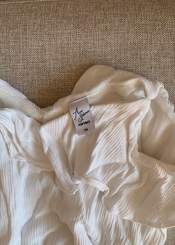 Beyaz Drapeli Omzu Açık Bluz - Görsel 12