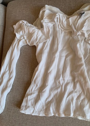 Beyaz Drapeli Omzu Açık Bluz - Görsel 13