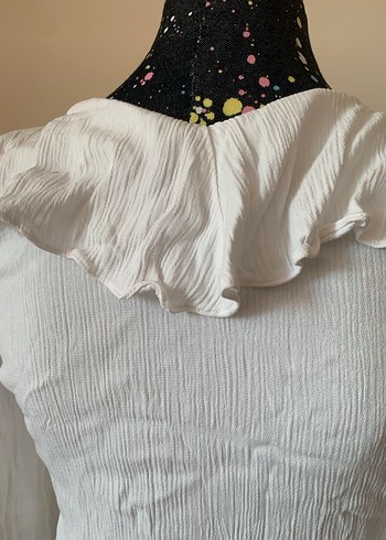 Beyaz Drapeli Omzu Açık Bluz - Görsel 9