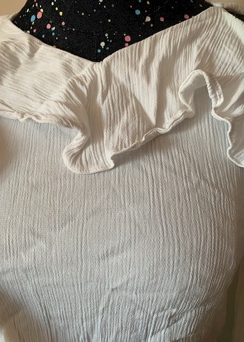 Beyaz Drapeli Omzu Açık Bluz - Görsel 7