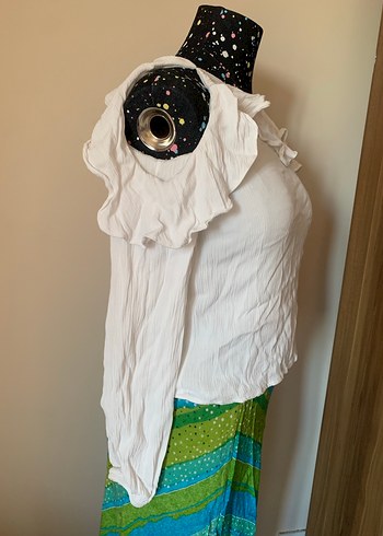 Beyaz Drapeli Omzu Açık Bluz - Görsel 2