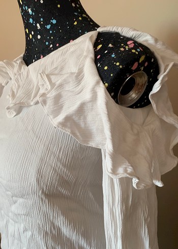 Beyaz Drapeli Omzu Açık Bluz - Görsel 6