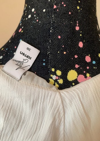 Beyaz Drapeli Omzu Açık Bluz - Görsel 4