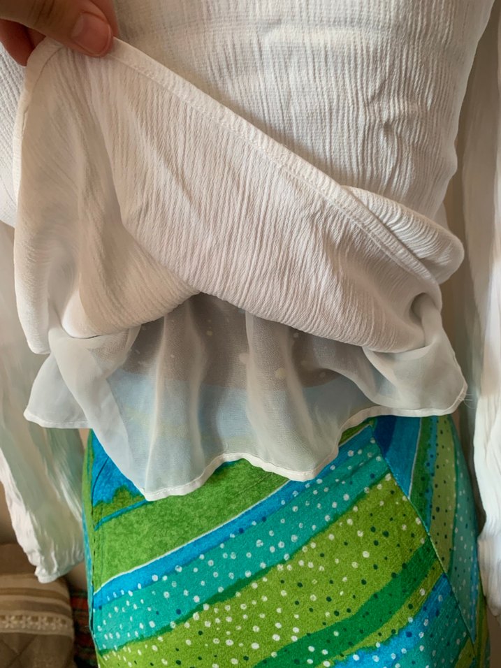 Beyaz Drapeli Omzu Açık Bluz - Görsel 5