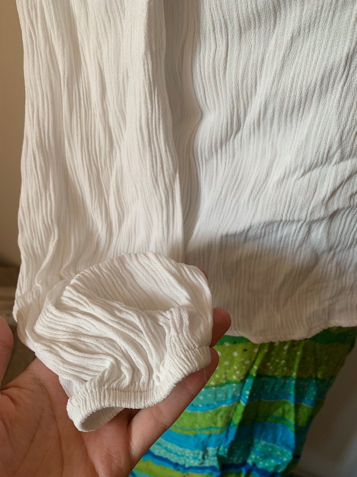 Beyaz Drapeli Omzu Açık Bluz - Görsel 3