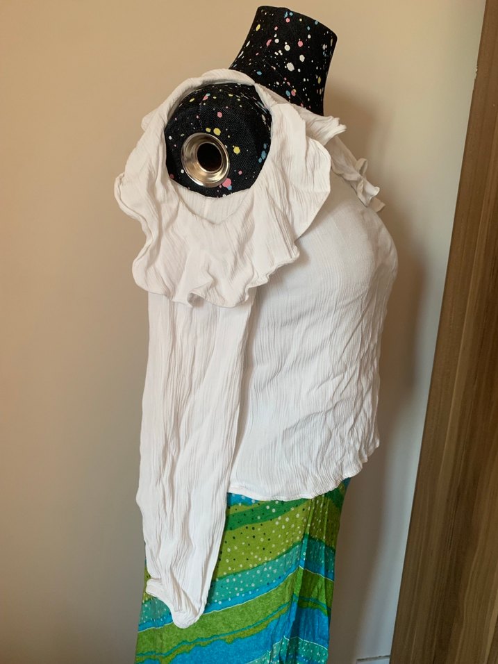 Beyaz Drapeli Omzu Açık Bluz - Görsel 2