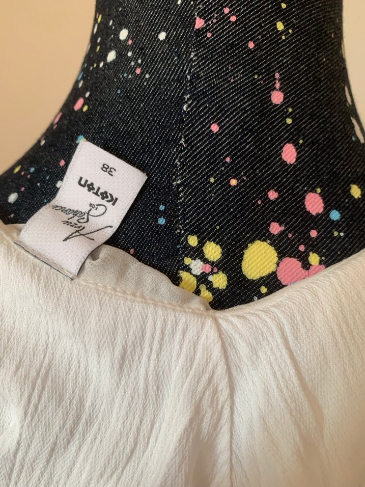 Beyaz Drapeli Omzu Açık Bluz - Görsel 4