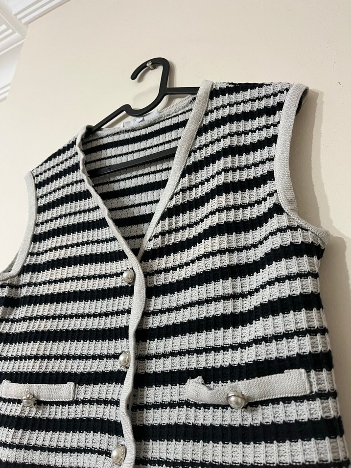 Gri Çizgili V Yaka Kısa Örgü Kadın Yelek - Görsel 3