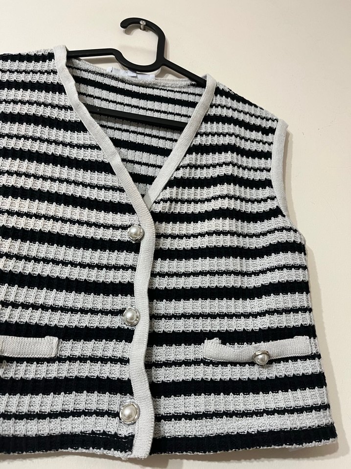 Gri Çizgili V Yaka Kısa Örgü Kadın Yelek - Görsel 2