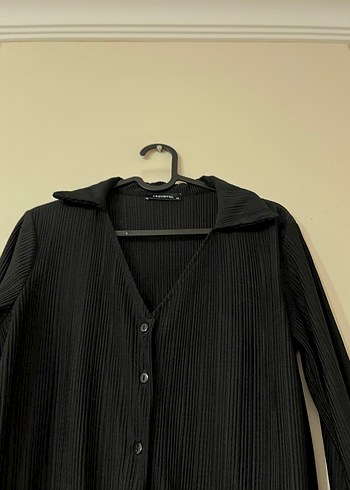 Siyah Piliseli Uzun Kollu V-Yaka Gömlek - Görsel 4