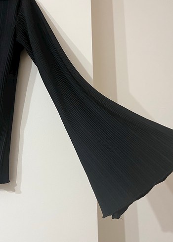 Siyah Piliseli Uzun Kollu V-Yaka Gömlek - Görsel 2