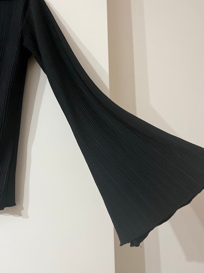 Siyah Piliseli Uzun Kollu V-Yaka Gömlek - Görsel 2