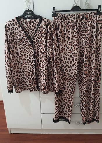 Leopar Desenli Uzun Kollu Kadın Pijama Takımı
