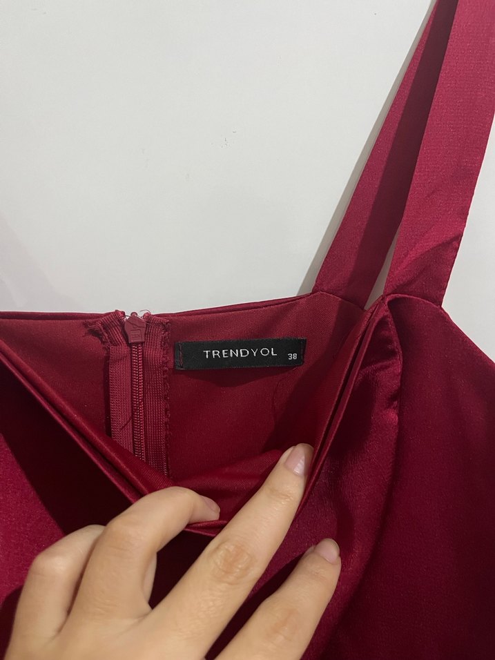 Kırmızı saten elbise - Görsel 3