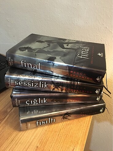 Fısıltı (Hush Hush) Serisi