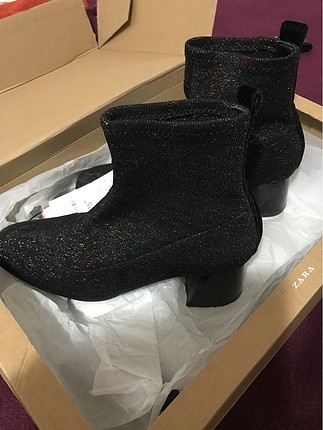 Zara simli topuklu çorap bot