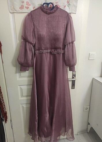 Pembe balonlu kollu belinde taşlı kemeri vardır 1 kere giyilmist