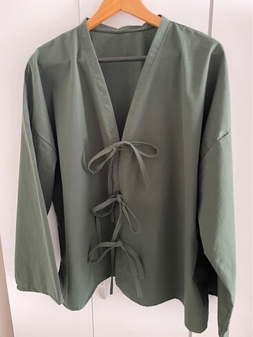 Koyu yeşil bağcıklı kimono fiyonklu bluz pinterest bağlama detay