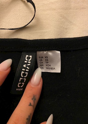 Düğmeli Siyah Kısa Kollu Crop Top - Görsel 2