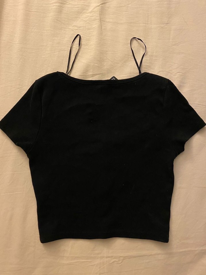 Düğmeli Siyah Kısa Kollu Crop Top - Görsel 3