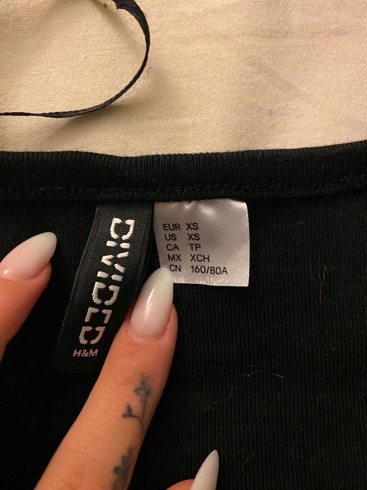 Düğmeli Siyah Kısa Kollu Crop Top - Görsel 2