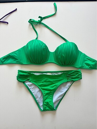 Desteksiz bikini takımı