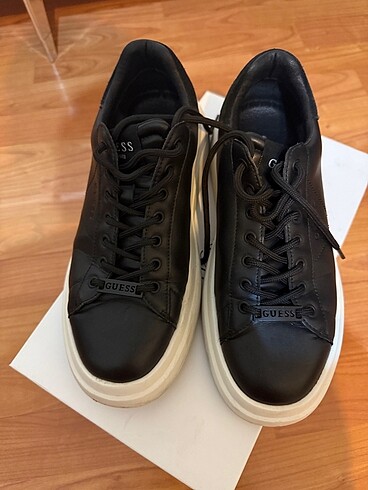 Guess Gues marka ayakkabı
