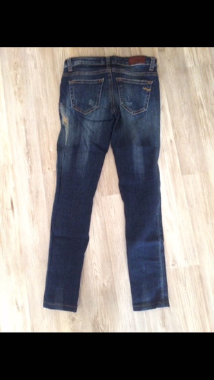 26 Beden Yırtık görünümlü jean 