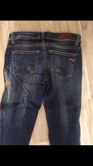 26 Beden mavi Renk Yırtık görünümlü jean 