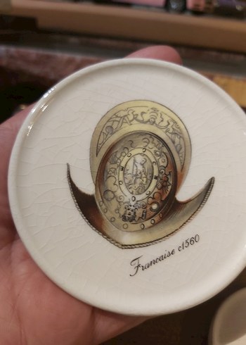 American Vintage antika porselen miğfer motifli Altın Desenli Klasik Tabak