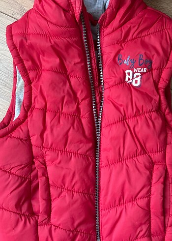 Kapüşonlu Kırmızı Erkek Çocuk Yeleği - Görsel 2