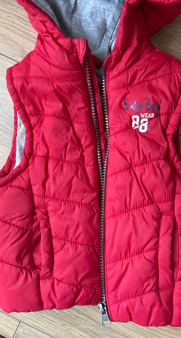 Kapüşonlu Kırmızı Erkek Çocuk Yeleği - Görsel 2