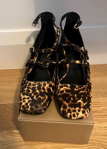 Kahverengi Leopar Desenli Süet Tokalı Kadın Babet