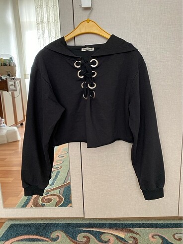 Crop ön detaylı siyah sweat