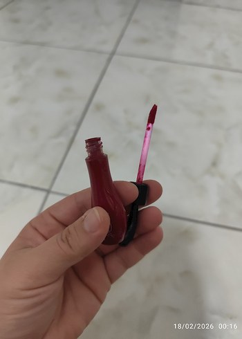 Parlak Kırmızı Ruj - Görsel 3