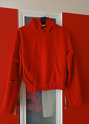 Kolu cep detaylı kırmızı sweatshirt