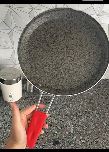 Kırmızı Saplı Gri Teflon Tava