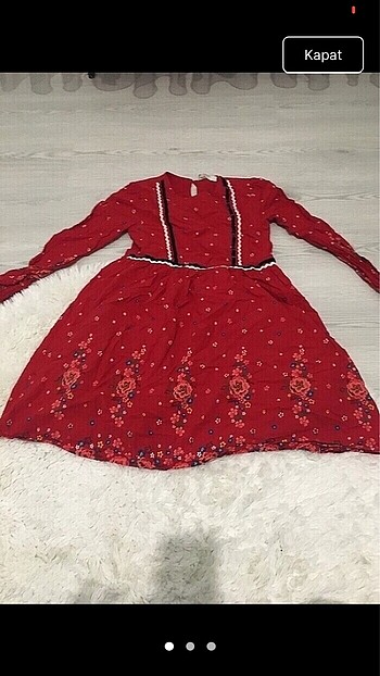 Kırmızı elbise