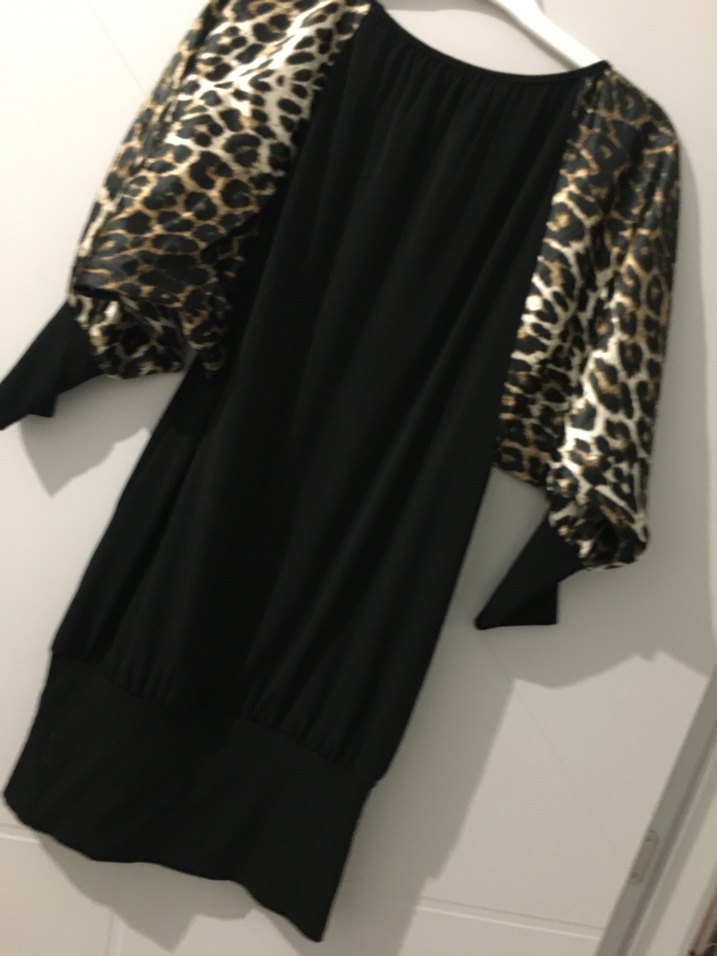 Leopar Desenli Kürklü Siyah Midi Elbise - Görsel 2