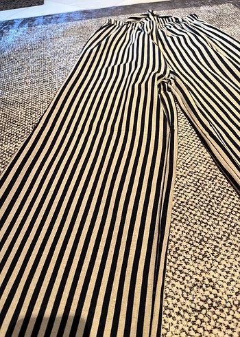 Zara Kadın Siyah Çizgili Pilili Kumaş Pantolon