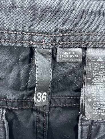 36 Beden siyah Renk H&M Mini Şort %70 İndirimli.