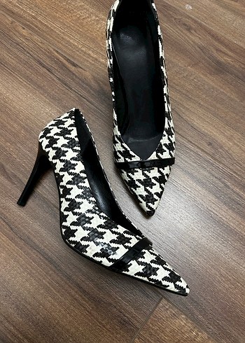Beyaz Siyah Desenli Tokalı Stiletto - Görsel 4