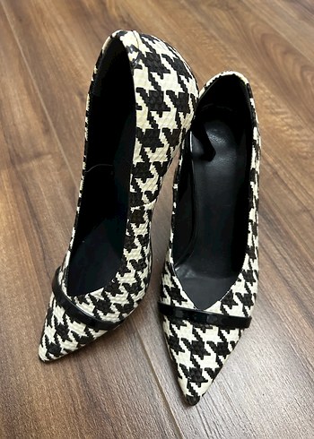 Beyaz Siyah Desenli Tokalı Stiletto - Görsel 2