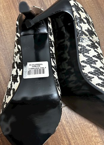 Beyaz Siyah Desenli Tokalı Stiletto - Görsel 3