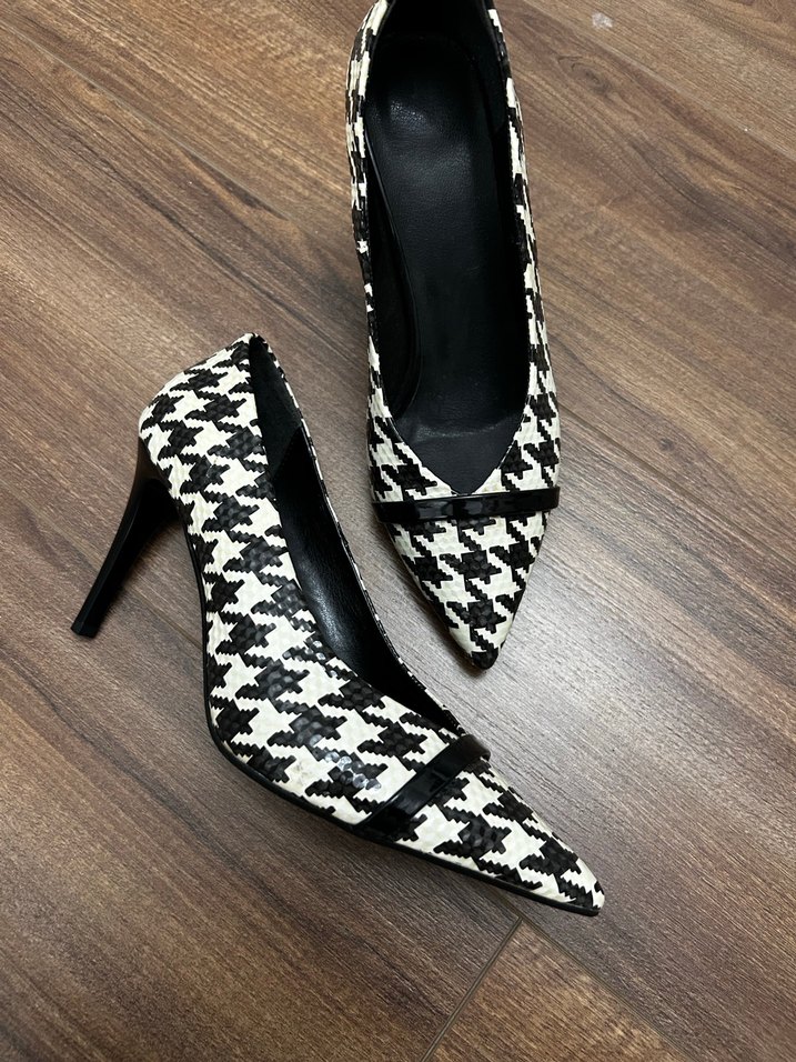 Beyaz Siyah Desenli Tokalı Stiletto - Görsel 4