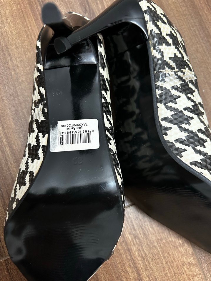 Beyaz Siyah Desenli Tokalı Stiletto - Görsel 3