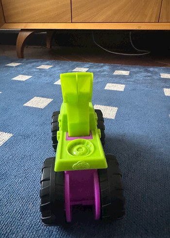 Play-Doh 
Canlı Yeşil Oyuncak Araba - Görsel 2